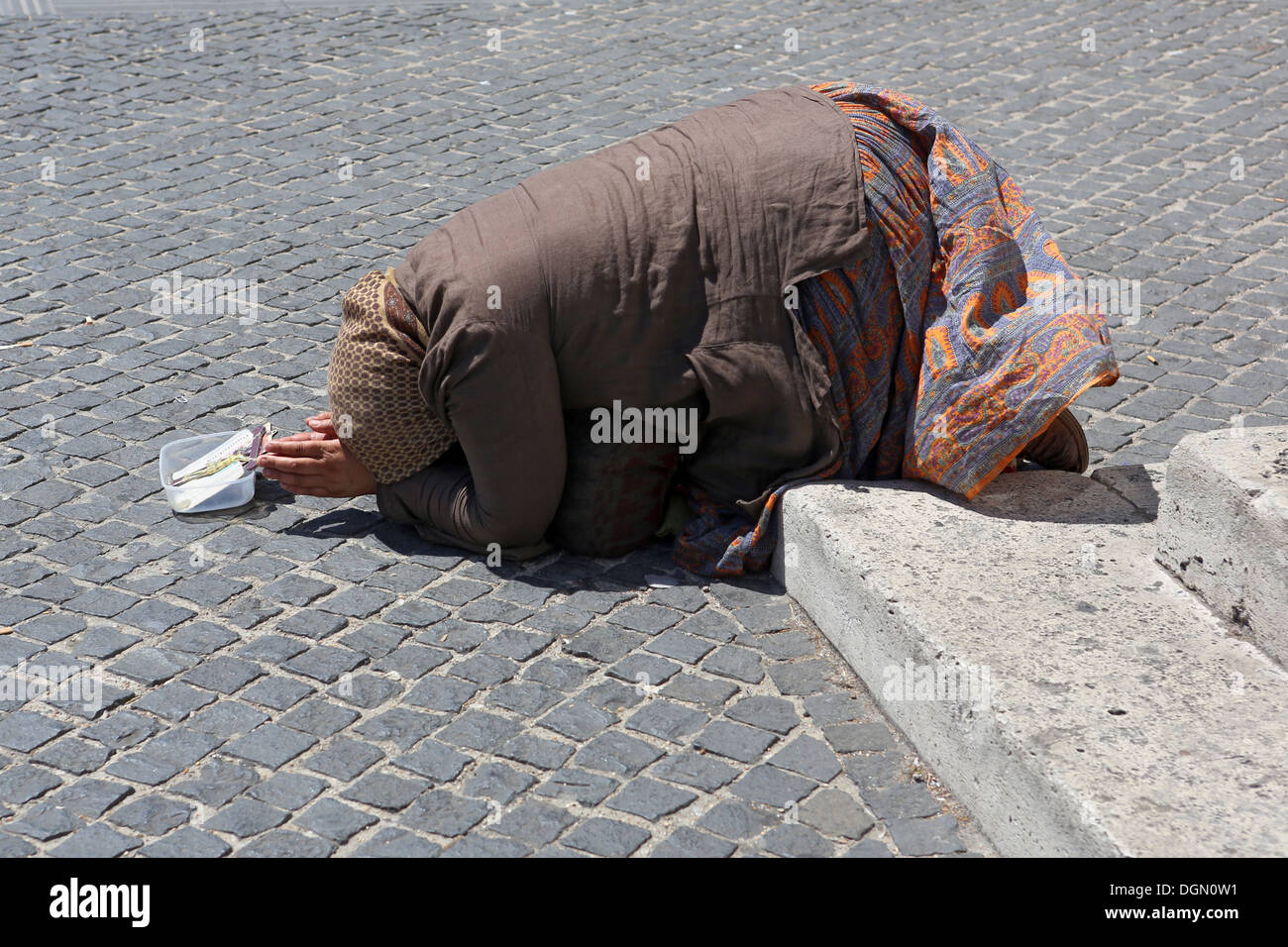 Rom, Italien, bittet eine Frau um Almosen Stockfoto