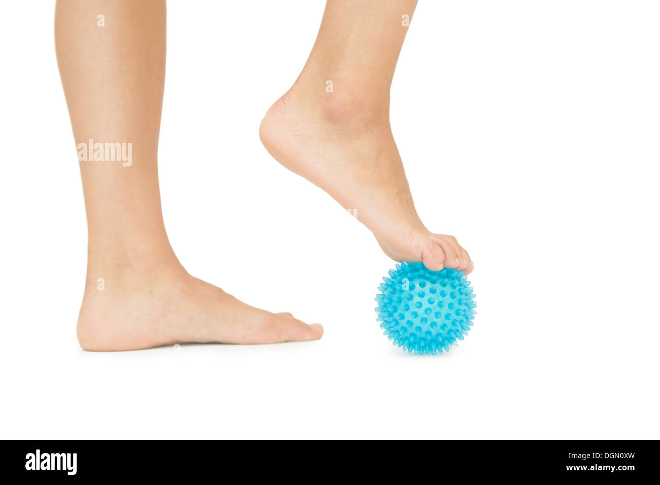 Nahaufnahme von weiblicher Füße blau Massage Ball berührt Stockfoto