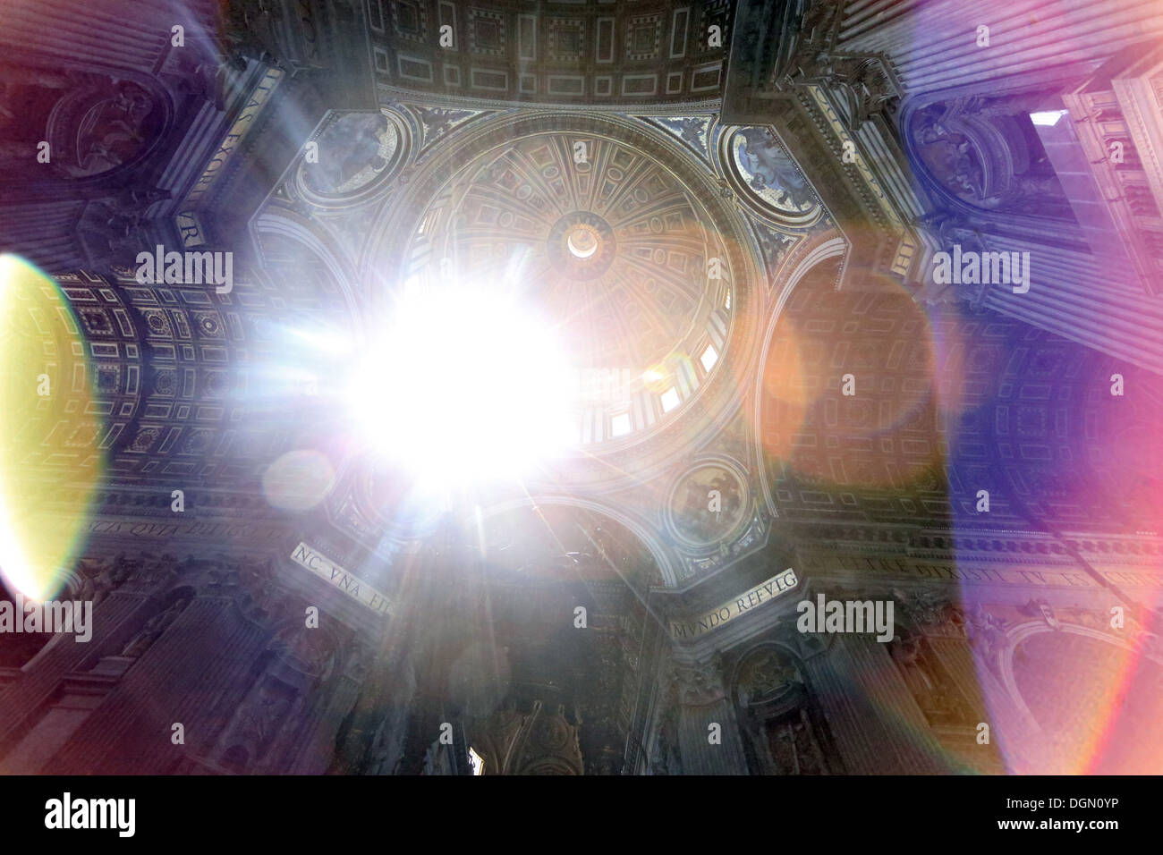 Vatikanstadt, Vatikanstadt, Licht in die Kuppel des Petersdoms Stockfoto