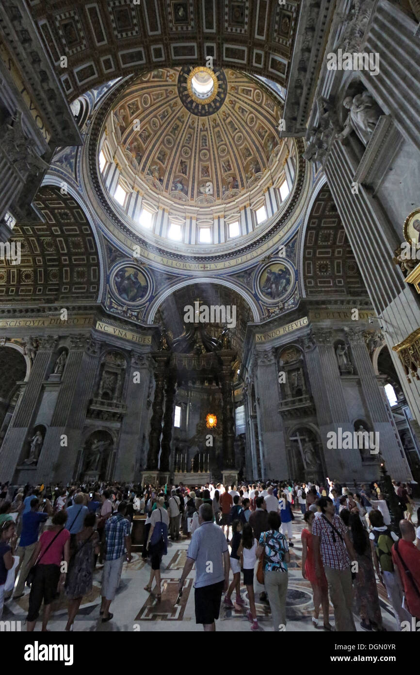 Vatikanstadt, Vatikanstadt, Petersdom in Touristen Stockfoto
