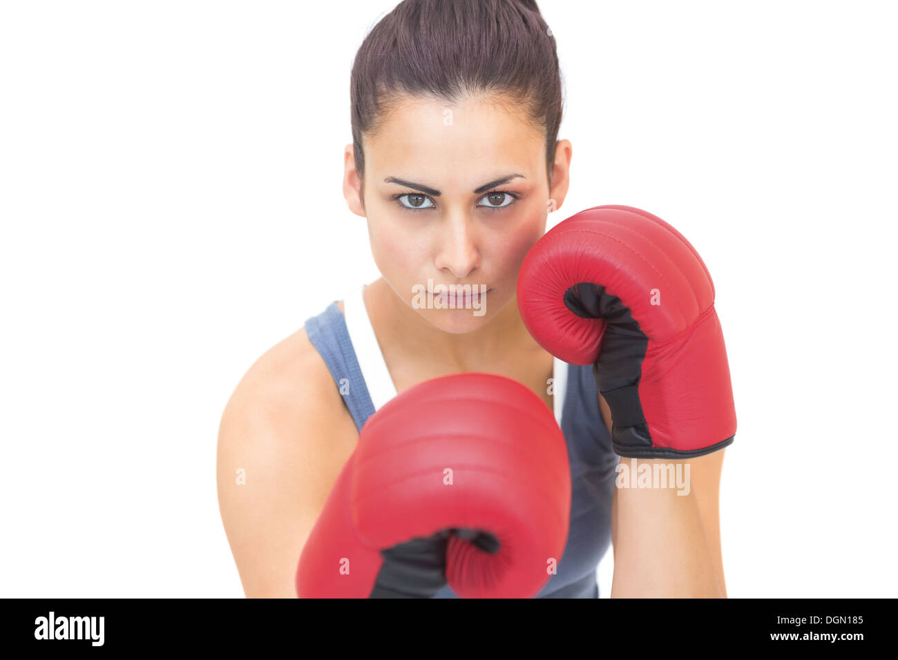 Attraktive sportliche Brünette tragen rote Boxhandschuhe Stockfoto