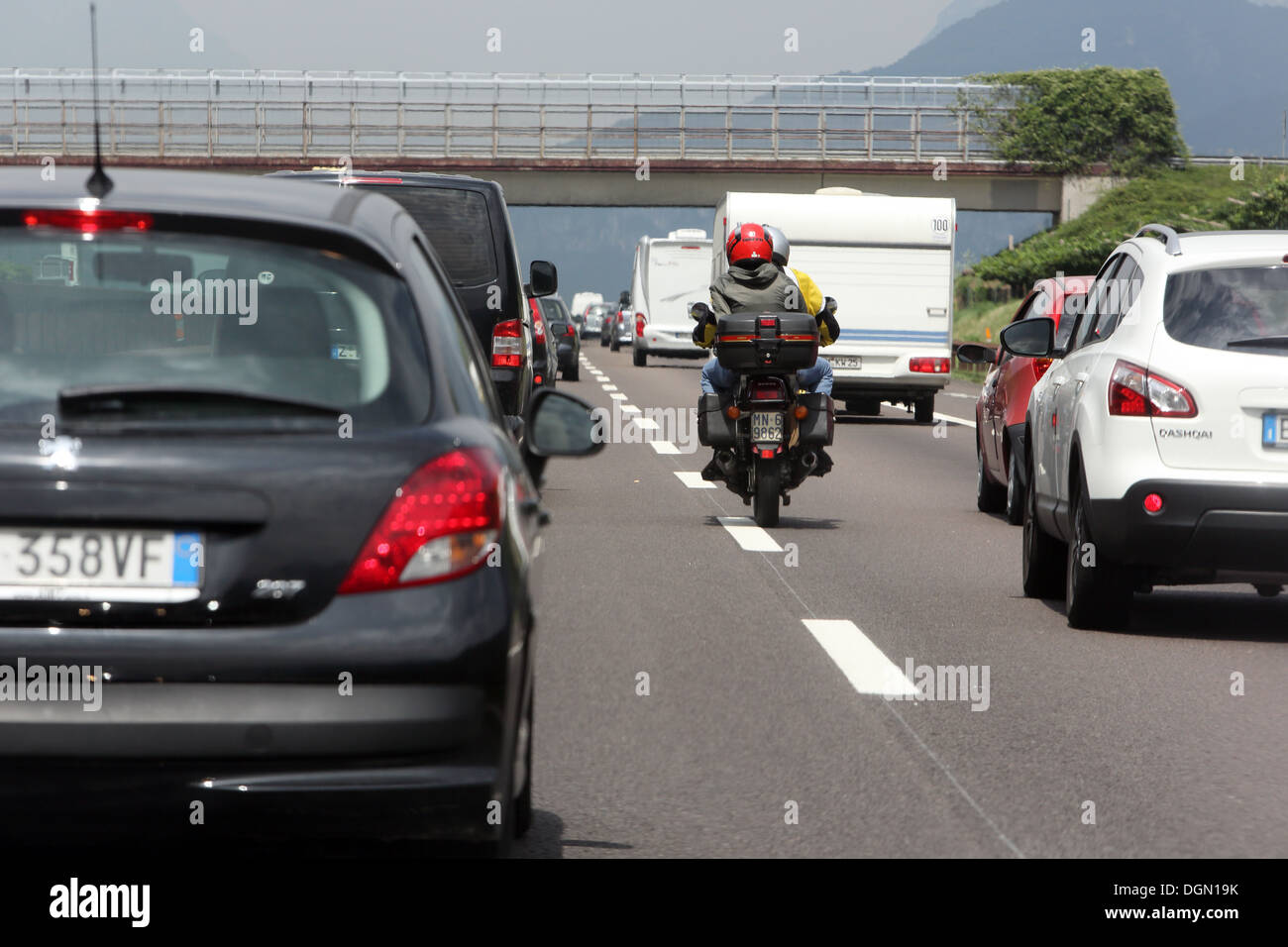 Trento, Italien, Motorradfahrer drängelt sich vor in einem Stau auf der A 22 Stockfoto