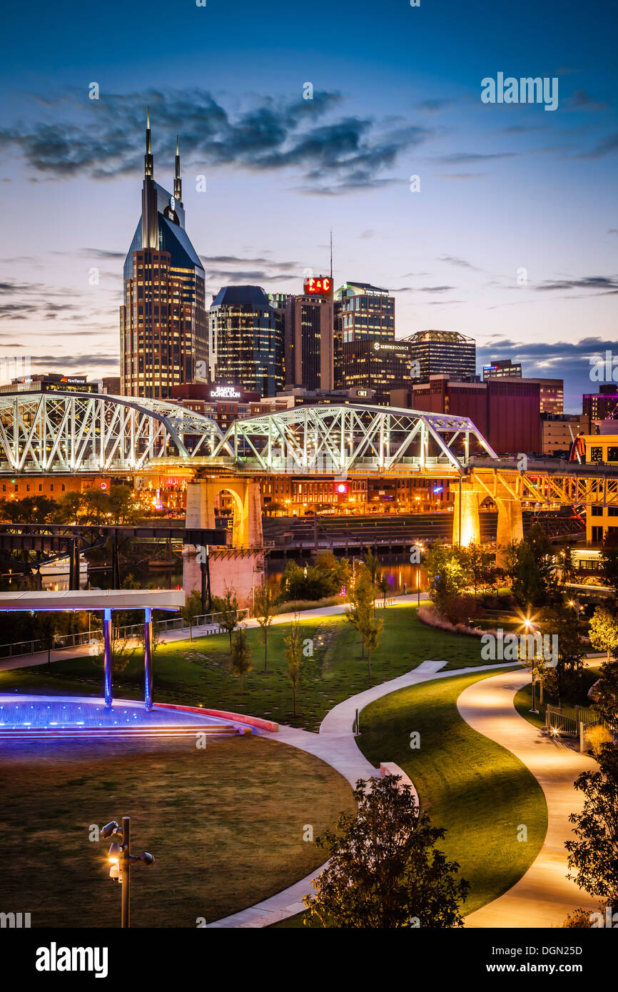 Abenddämmerung über dem Cumberland Park und der Innenstadt von Nashville, Tennessee, USA Stockfoto