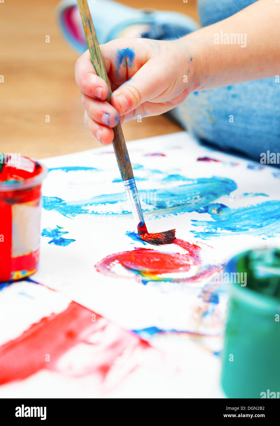 Nahaufnahme von Baby Hand mit Pinsel. Stockfoto