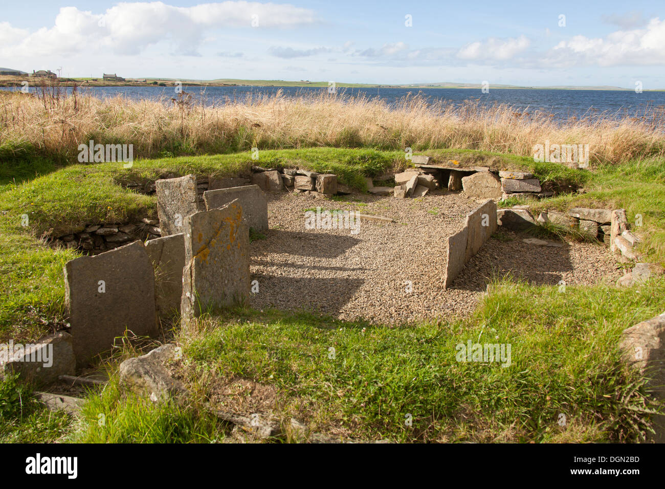 Inseln von Orkney, Schottland. Malerische Aussicht auf ein Wohnhaus in der Siedlung aus der Jungsteinzeit Barnhouse am Antaness. Stockfoto