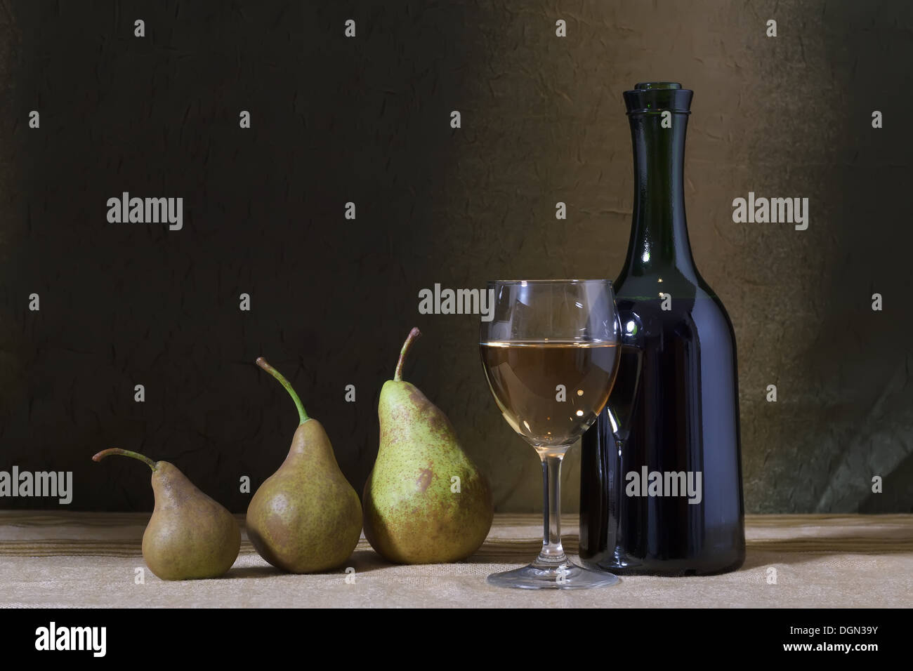 Stillleben mit einem Glas Wein und Birnen Stockfoto