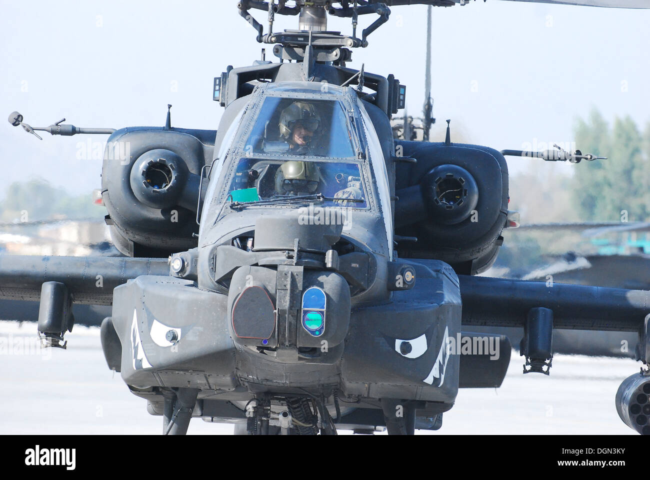 Ein AH-64 Apache-Hubschrauber aus 1. Angriff/Reconnaissance Battalion, 10. Combat Aviation Brigade, taxis auf den Flug-Linie nach einer Sicherheits- und Erkundung Mission, 11. Okt. um Forward Operating Base Fenty, Afghanistan. Stockfoto