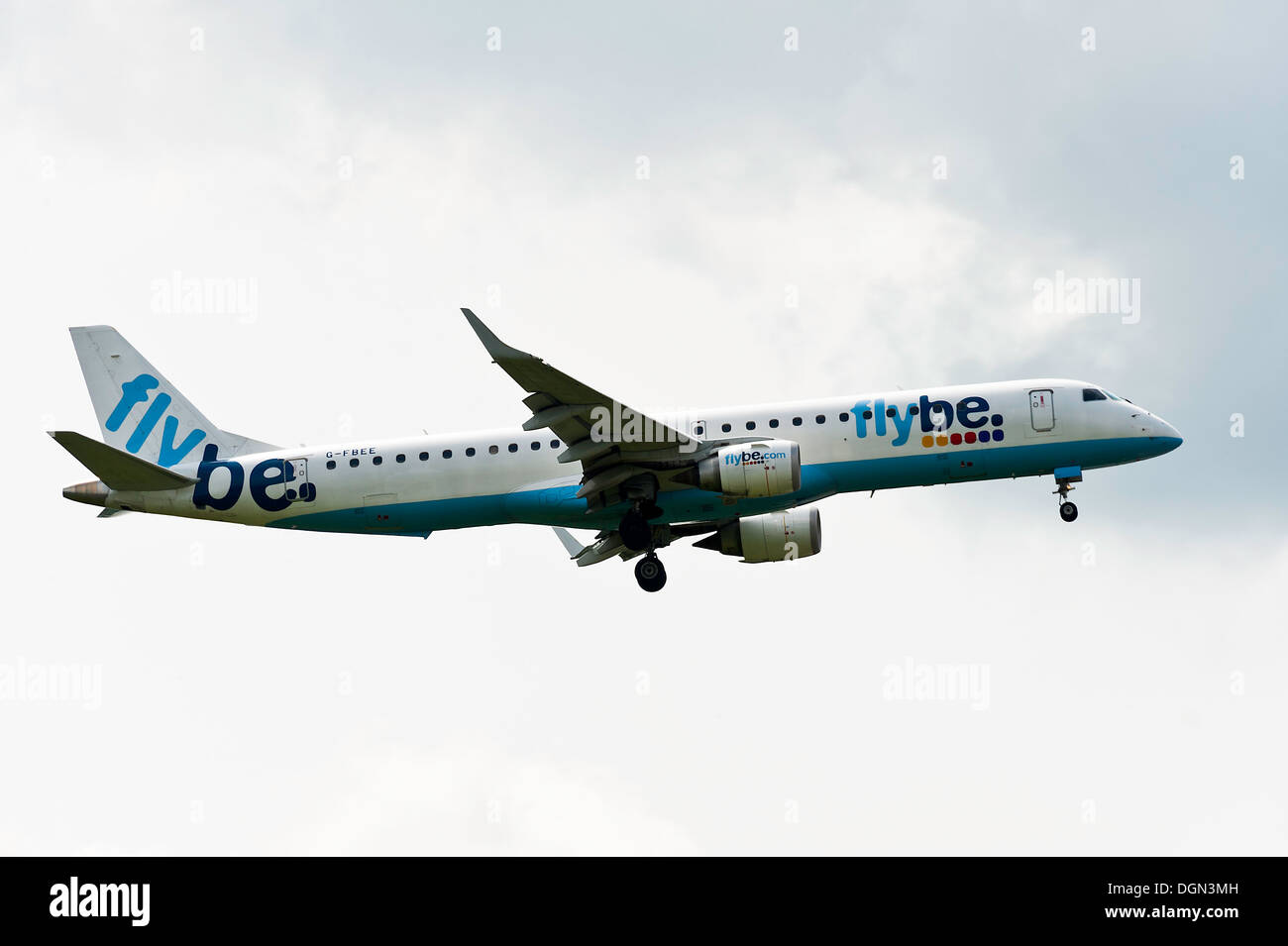 FlyBe Embraer 195 Flugzeug im Landeanflug auf London Gatwick Airport West Sussex England Vereinigtes Königreich UK Stockfoto