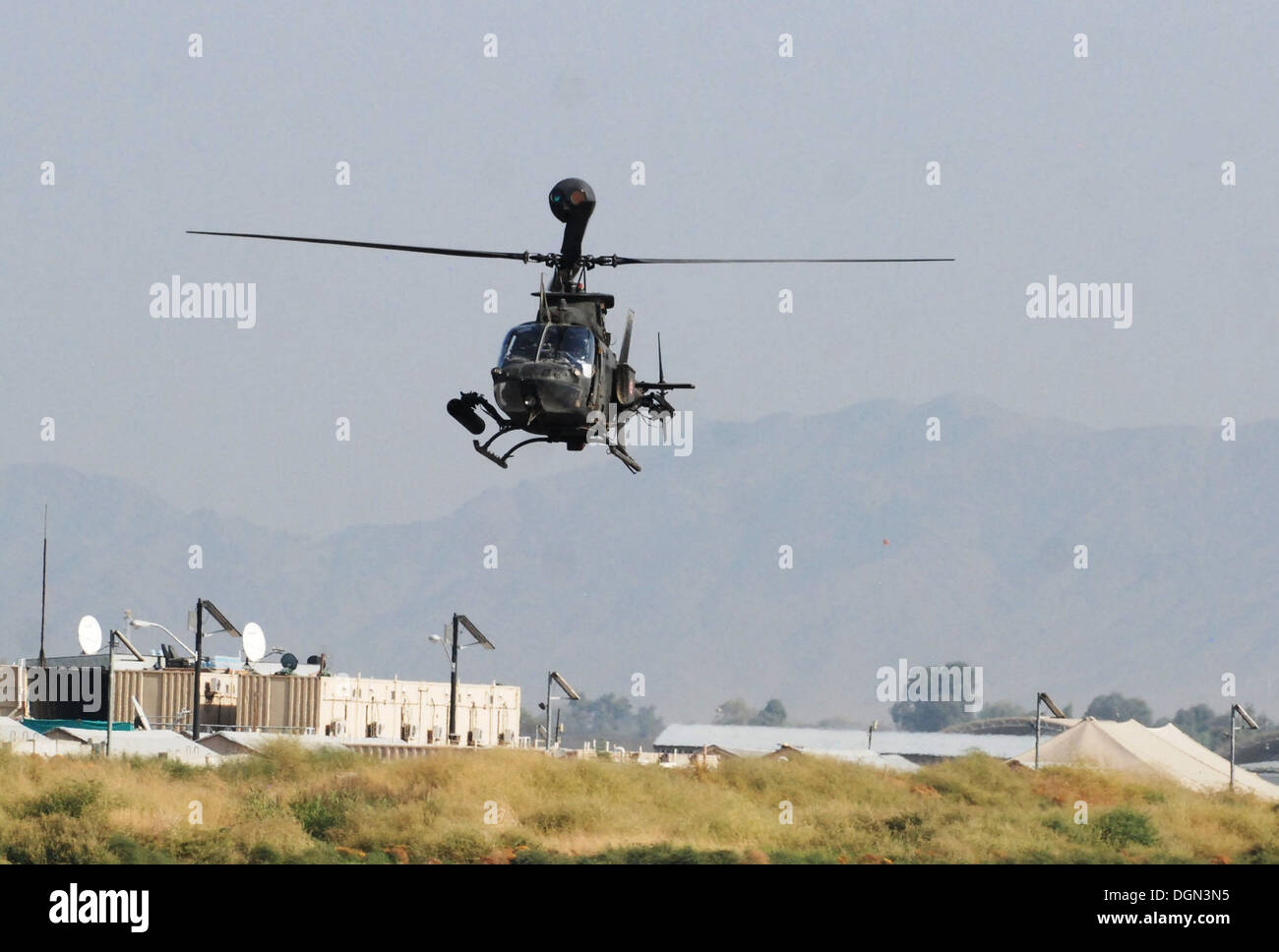 Ein OH - 58D Kiowa Krieger aus der 1. Angriff Reconnaissance Battalion, 10. Combat Aviation Brigade, macht seinen Ansatz in vorwärts Operating Base Fenty, Afghanistan, nach einer Sicherheit und Aufklärung Mission, 11. Oktober 2013. Stockfoto