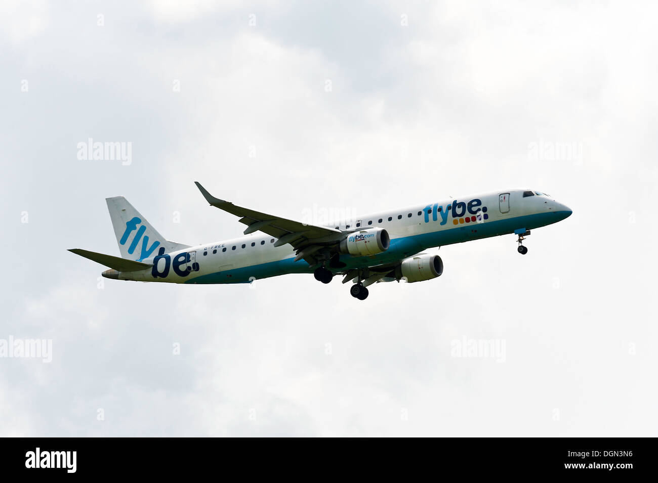 FlyBe Embraer 195 Flugzeug im Landeanflug auf London Gatwick Airport West Sussex England Vereinigtes Königreich UK Stockfoto