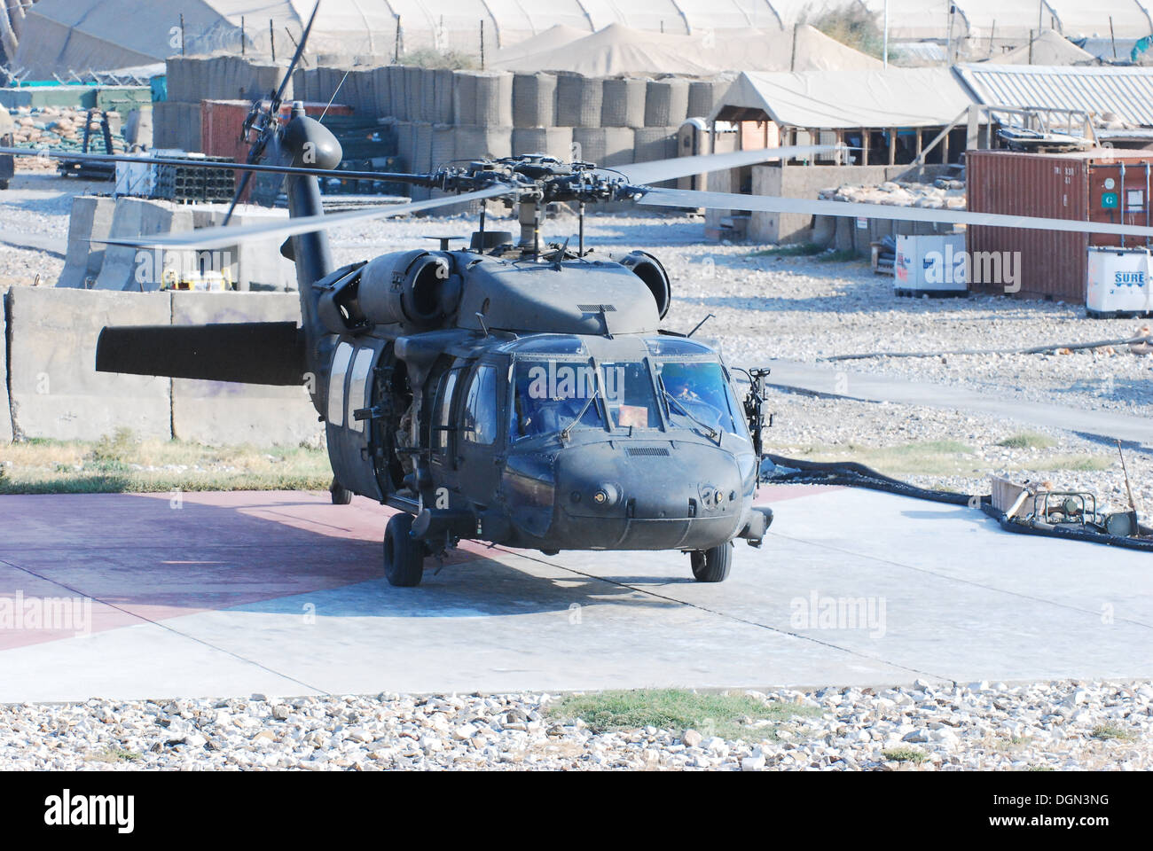 Ein 10. Combat Aviation Brigade UH - 60L Black Hawk Hubschrauber bemannt durch Mitglieder der Nationalgarde Massachusetts, bereitet sich auf fahren vorwärts Bewaffnung und Betankung auf Forward Operating Base Fenty, um eine Personal-Bewegung-Mission durchführen Stockfoto