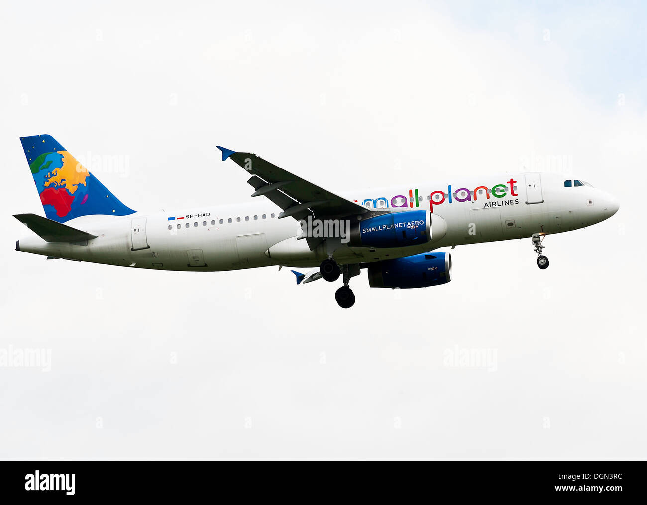 Liner Small Planet Airlines Airbus A320 im Landeanflug auf London Gatwick Airport West Sussex England Großbritannien Stockfoto