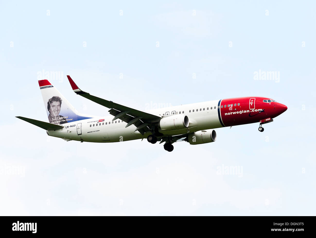 Norwegian Air Shuttle Boeing 737 Flugzeug im Landeanflug auf London Gatwick Airport West Sussex England Großbritannien Stockfoto