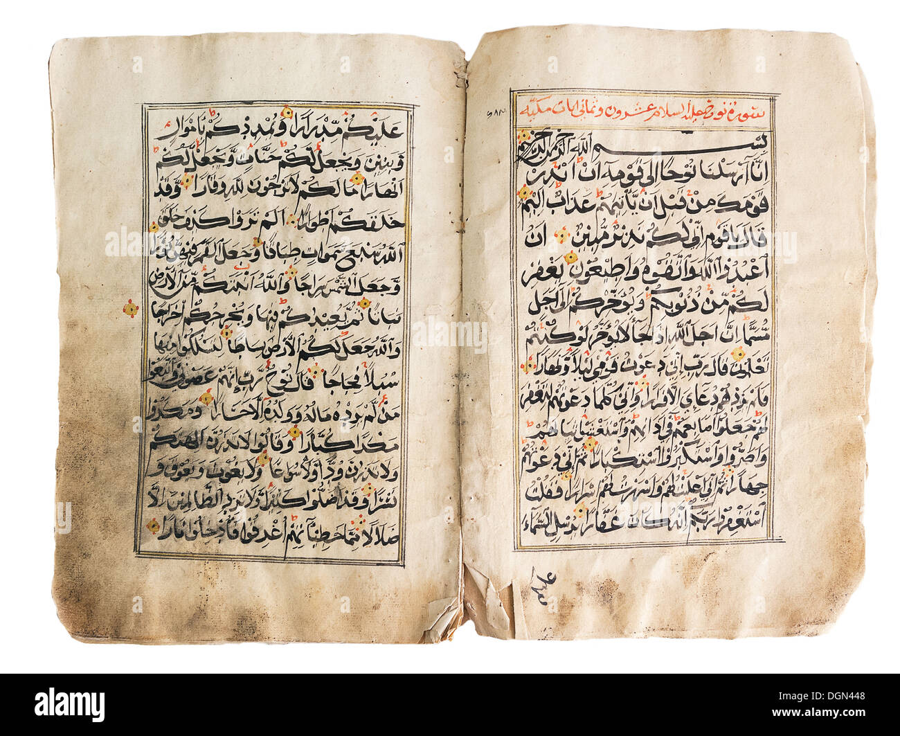 Altes Buch der Koran auf weißem Hintergrund Stockfoto