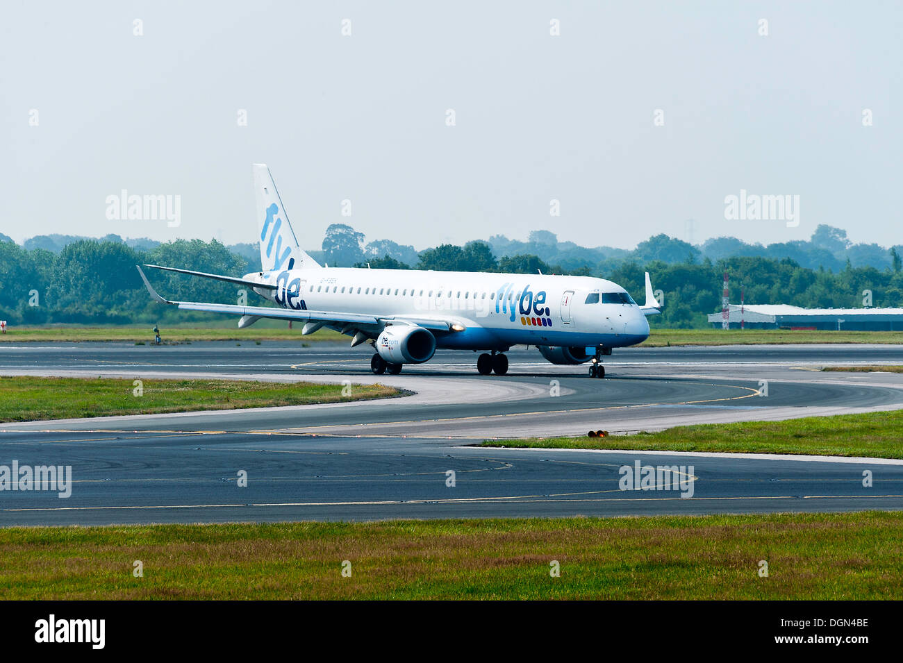 FlyBe Embraer 195 Verkehrsflugzeug des Rollens gelandet am internationalen Flughafen Manchester England Vereinigtes Königreich UK Stockfoto