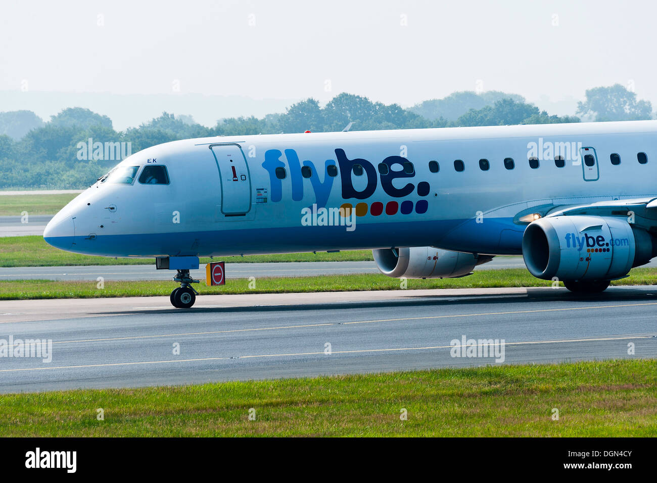 FlyBe Embraer 195 Verkehrsflugzeug des Rollens gelandet am internationalen Flughafen Manchester England Vereinigtes Königreich UK Stockfoto