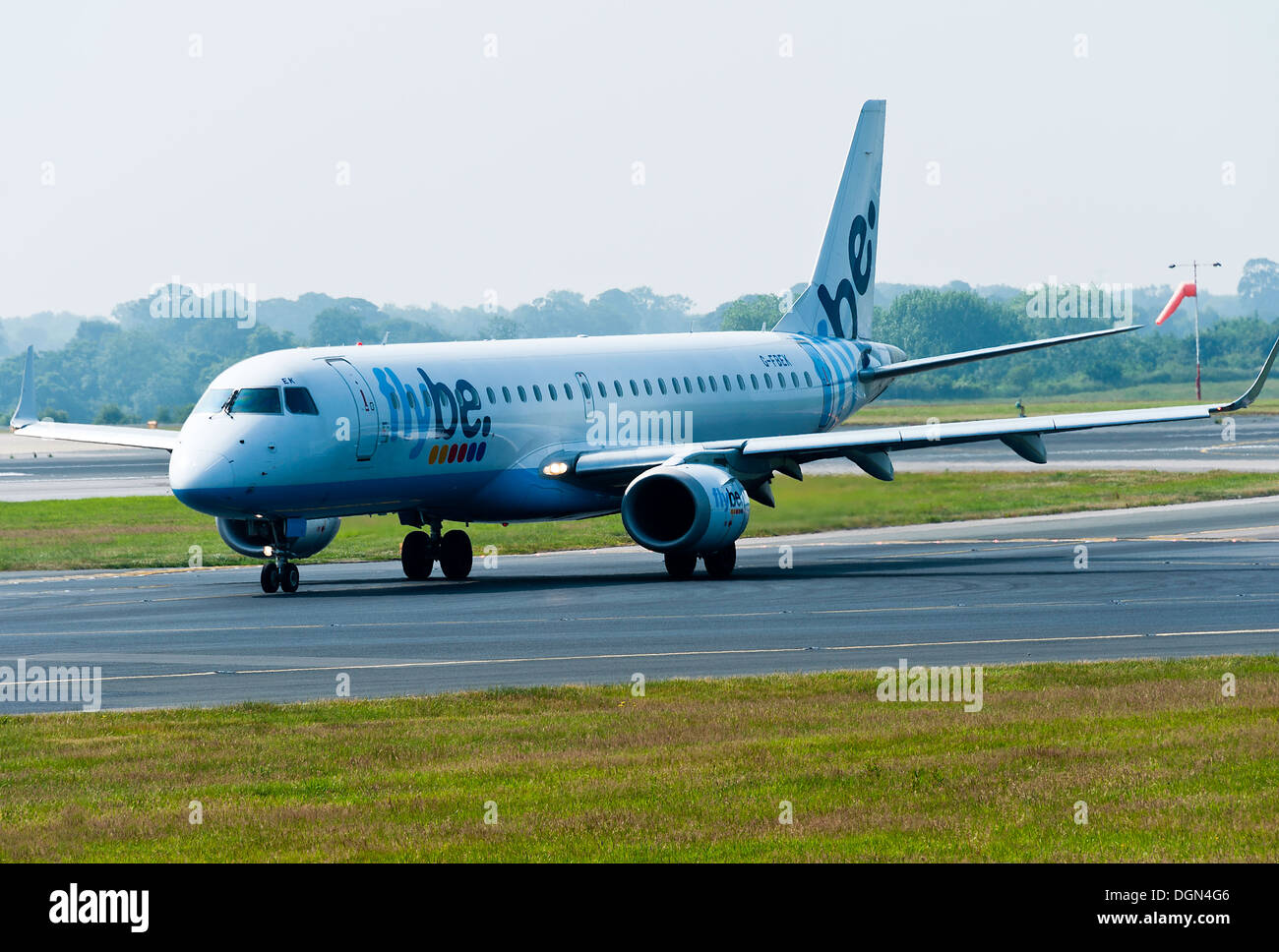FlyBe Embraer 195 Verkehrsflugzeug des Rollens gelandet am internationalen Flughafen Manchester England Vereinigtes Königreich UK Stockfoto