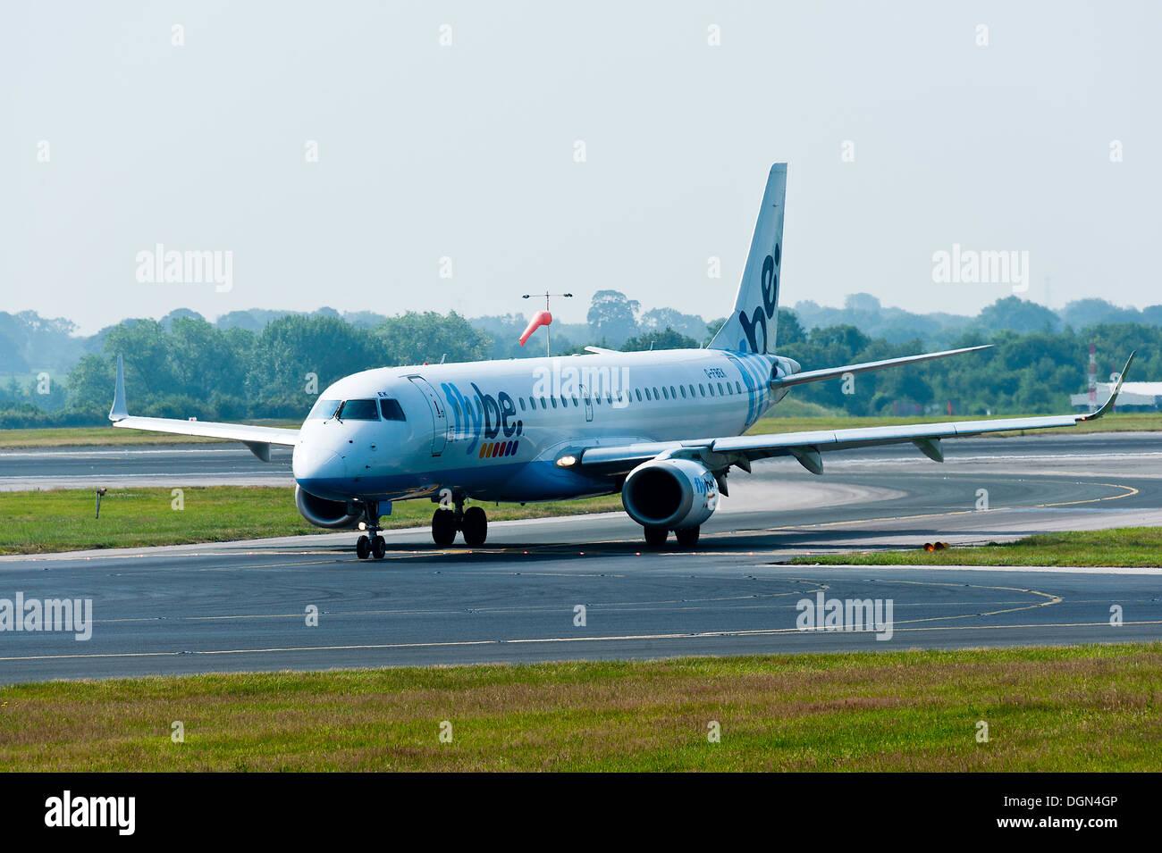 FlyBe Embraer 195 Verkehrsflugzeug des Rollens gelandet am internationalen Flughafen Manchester England Vereinigtes Königreich UK Stockfoto