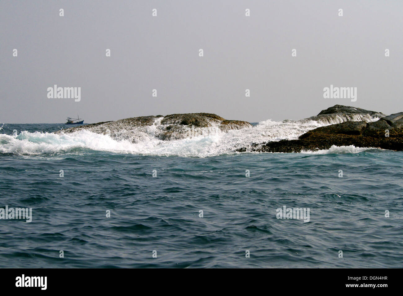 ANGELBOOT/Fischerboot & Felsen GALLE SRI LANKA Asien 18. März 2013 Stockfoto