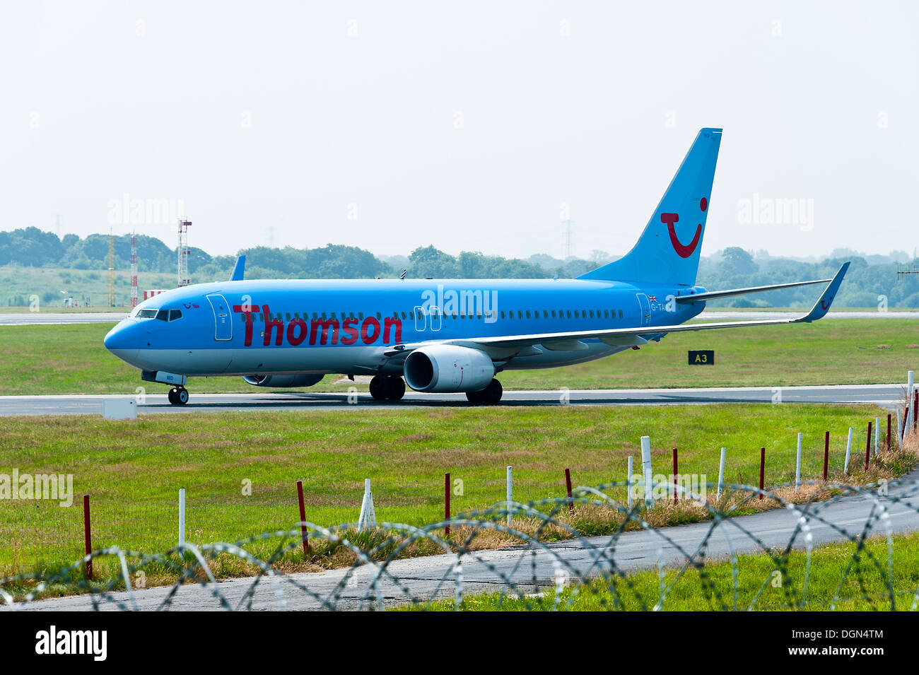 Thomson Airways Boeing 737 - 8K 5 Verkehrsflugzeug G-TAWD Rollen bei der Ankunft am Flughafen Manchester England Vereinigtes Königreich UK Stockfoto