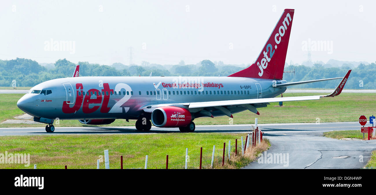 Jet2.com Boeing 737-800 Serie Verkehrsflugzeug G-GDFC Rollen am internationalen Flughafen Manchester England Vereinigtes Königreich UK Stockfoto