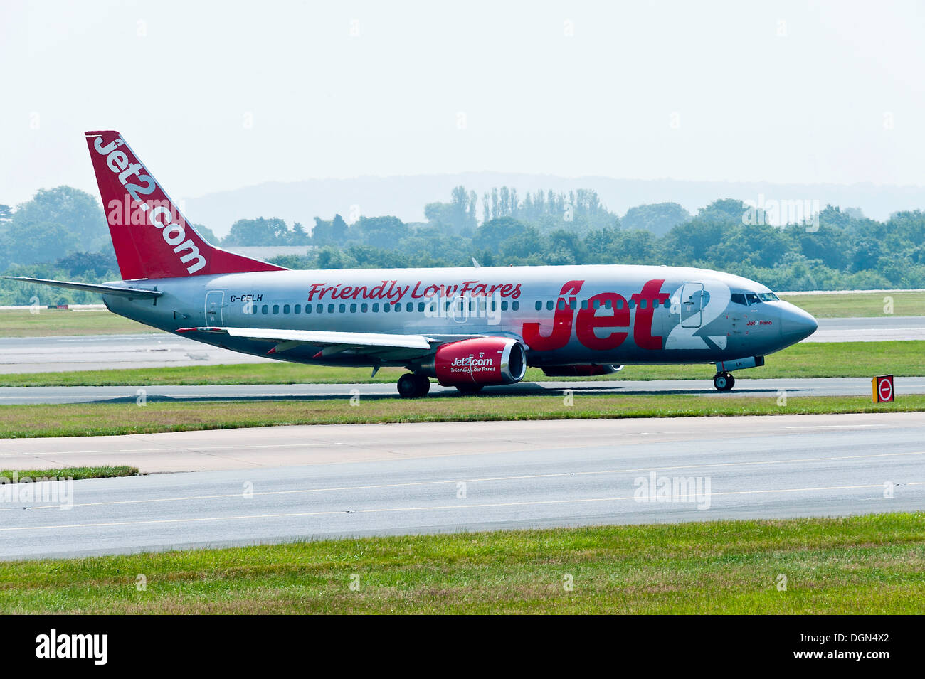 Jet2.com Boeing 737-300 Serie Verkehrsflugzeug G-CELH Rollen am internationalen Flughafen Manchester England Vereinigtes Königreich UK Stockfoto