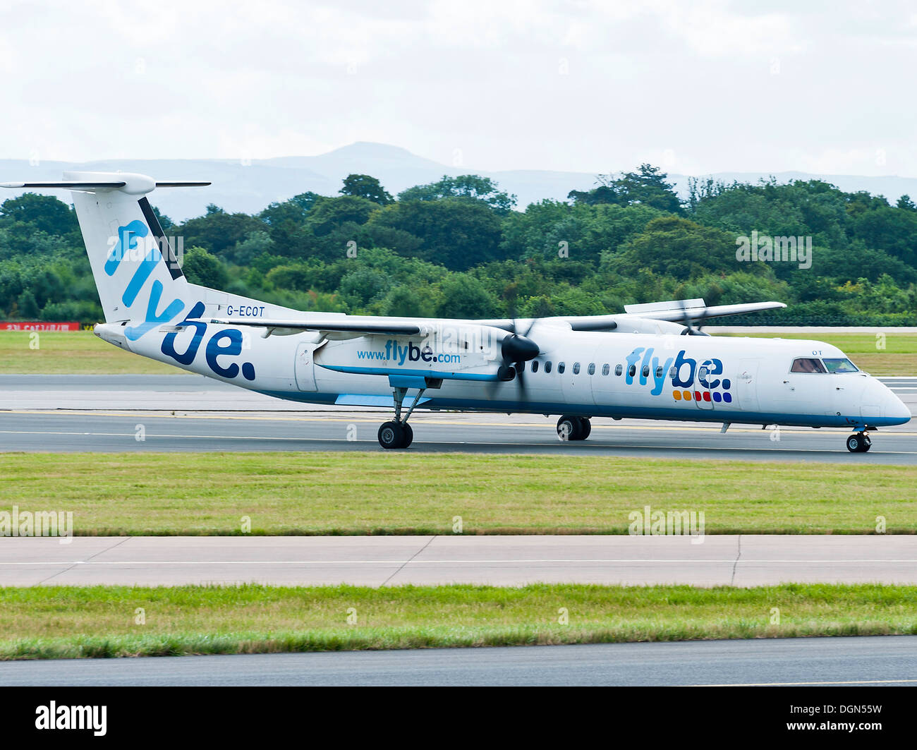 FlyBe Bombardier DHC-8 Q400 Dash8-Verkehrsflugzeug des Rollens am Flughafen Manchester England, Vereinigtes Königreich Stockfoto