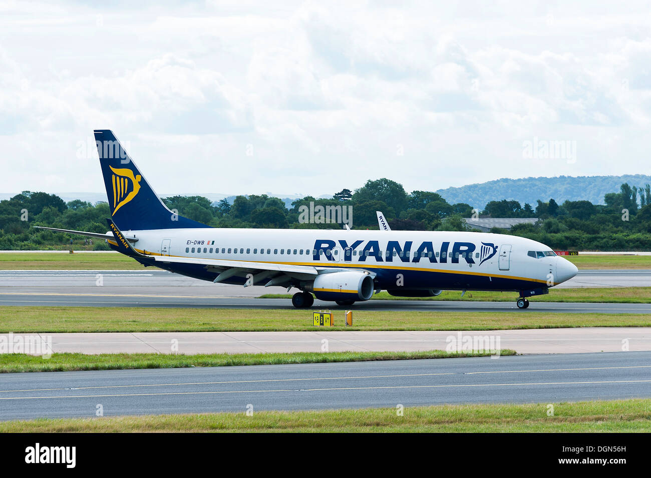 Ryanair Boeing 737-8AS Winglets Airliner EI-DWB Rollen bei der Ankunft am internationalen Flughafen Manchester England Vereinigtes Königreich UK Stockfoto