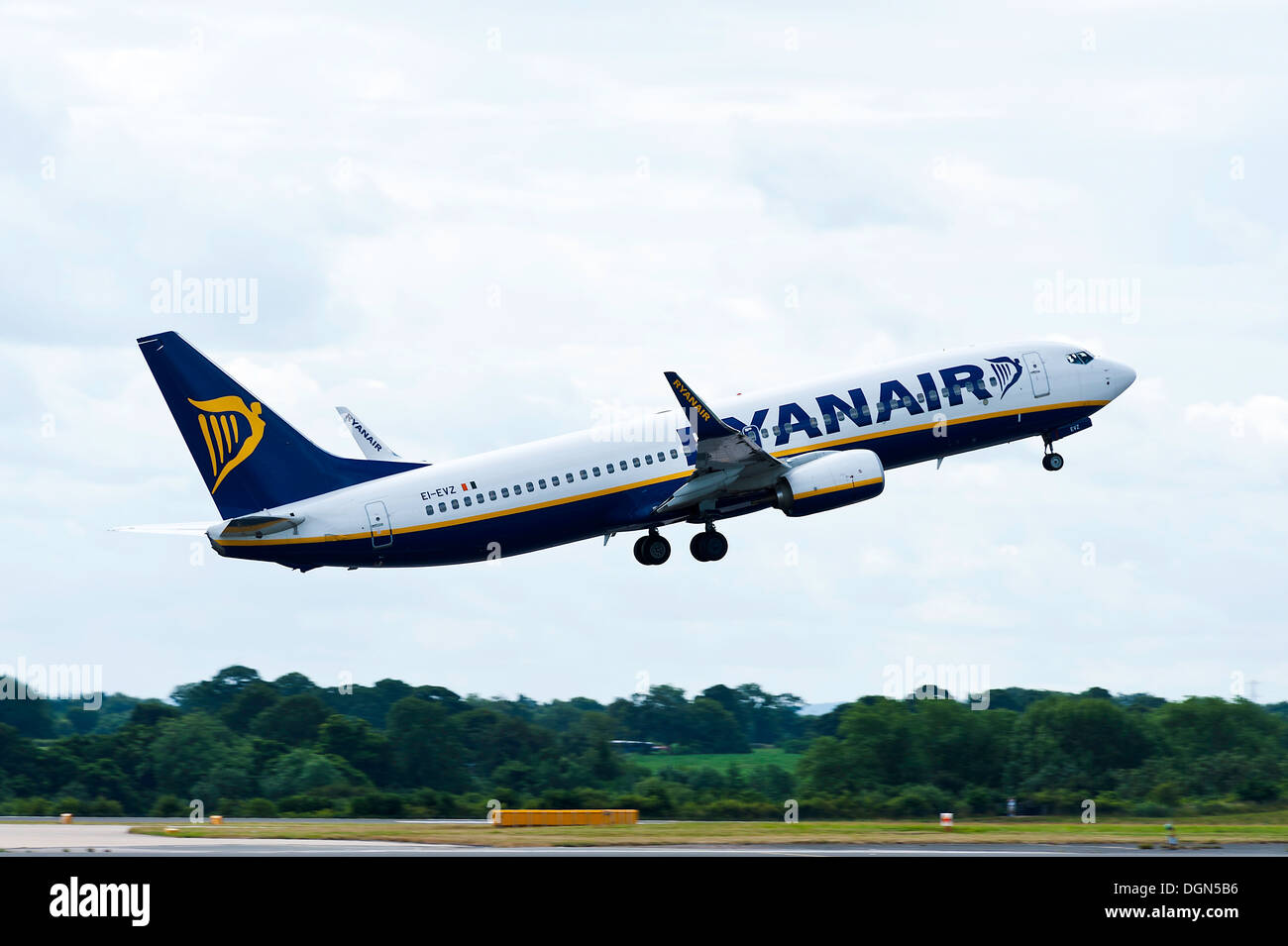 Ryanair Boeing 737-8AS Winglets Airliner EI-EVZ dem Start am Flughafen Manchester England Vereinigtes Königreich UK Stockfoto