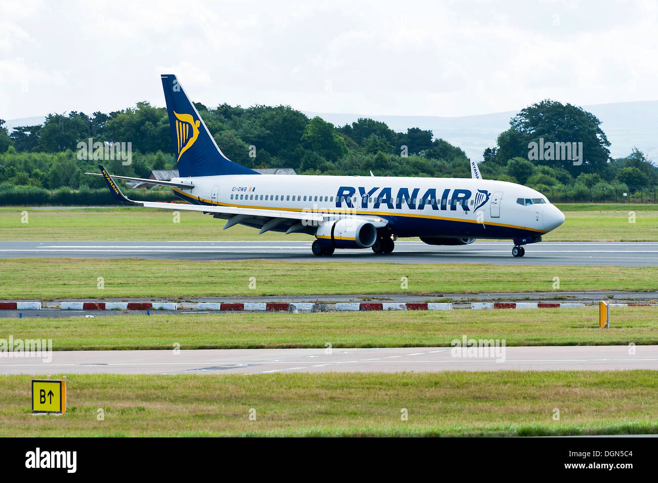 Ryanair Boeing 737-8AS Winglets Airliner EI-DWB landet auf dem am internationalen Flughafen Ankunft Manchester England Vereinigtes Königreich UK Stockfoto