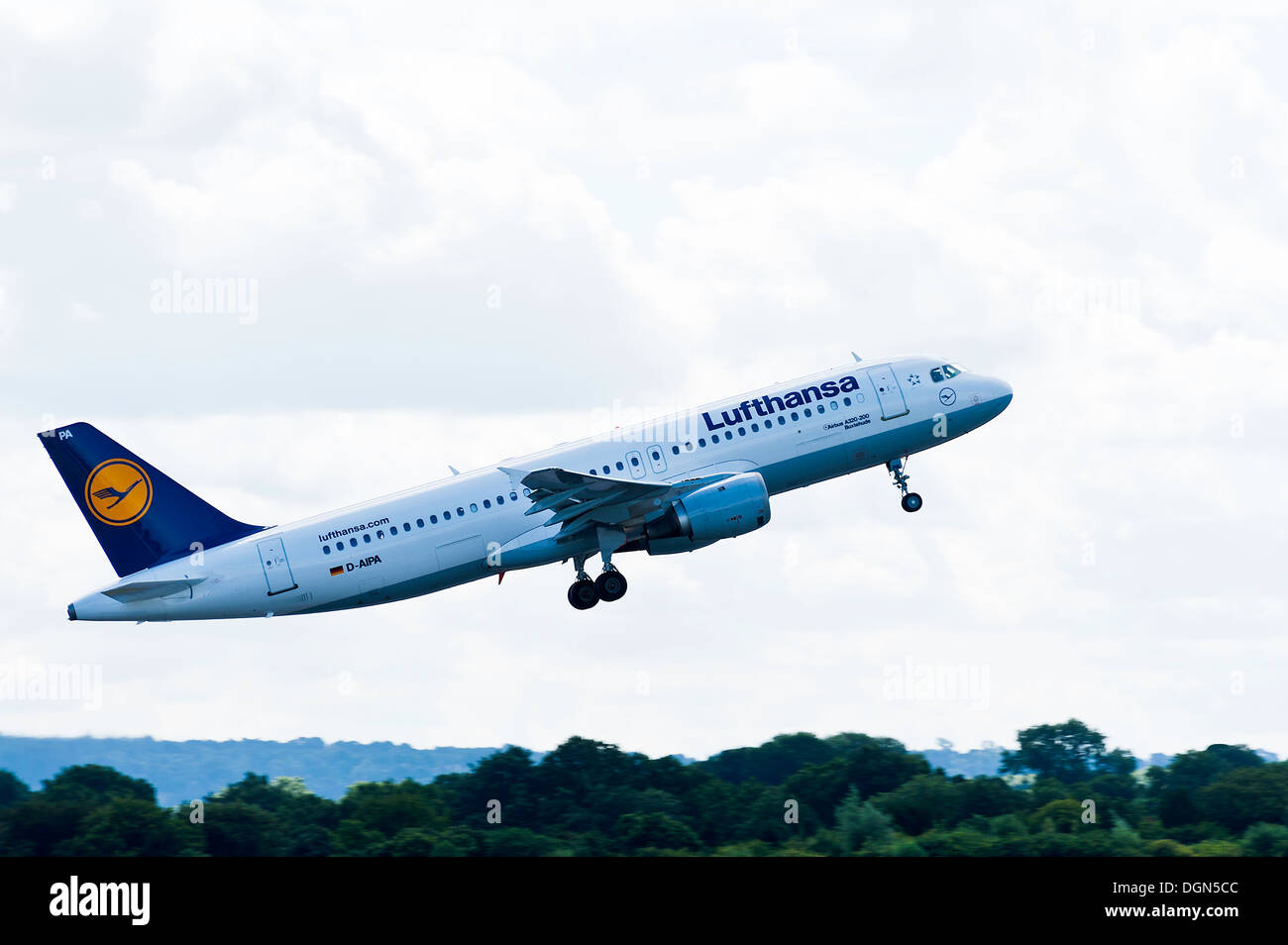 Lufthansa Airbus A320 Flugzeug abheben bei der Abreise aus internationalen Flughafen Manchester England Vereinigtes Königreich UK Stockfoto