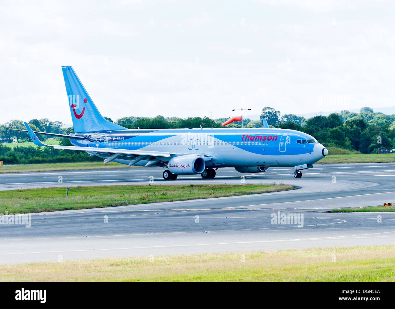 Thomson Airways Boeing 737 - 8K 5 Verkehrsflugzeug G-TAWL Rollen bei der Ankunft am Flughafen Manchester England Vereinigtes Königreich UK Stockfoto