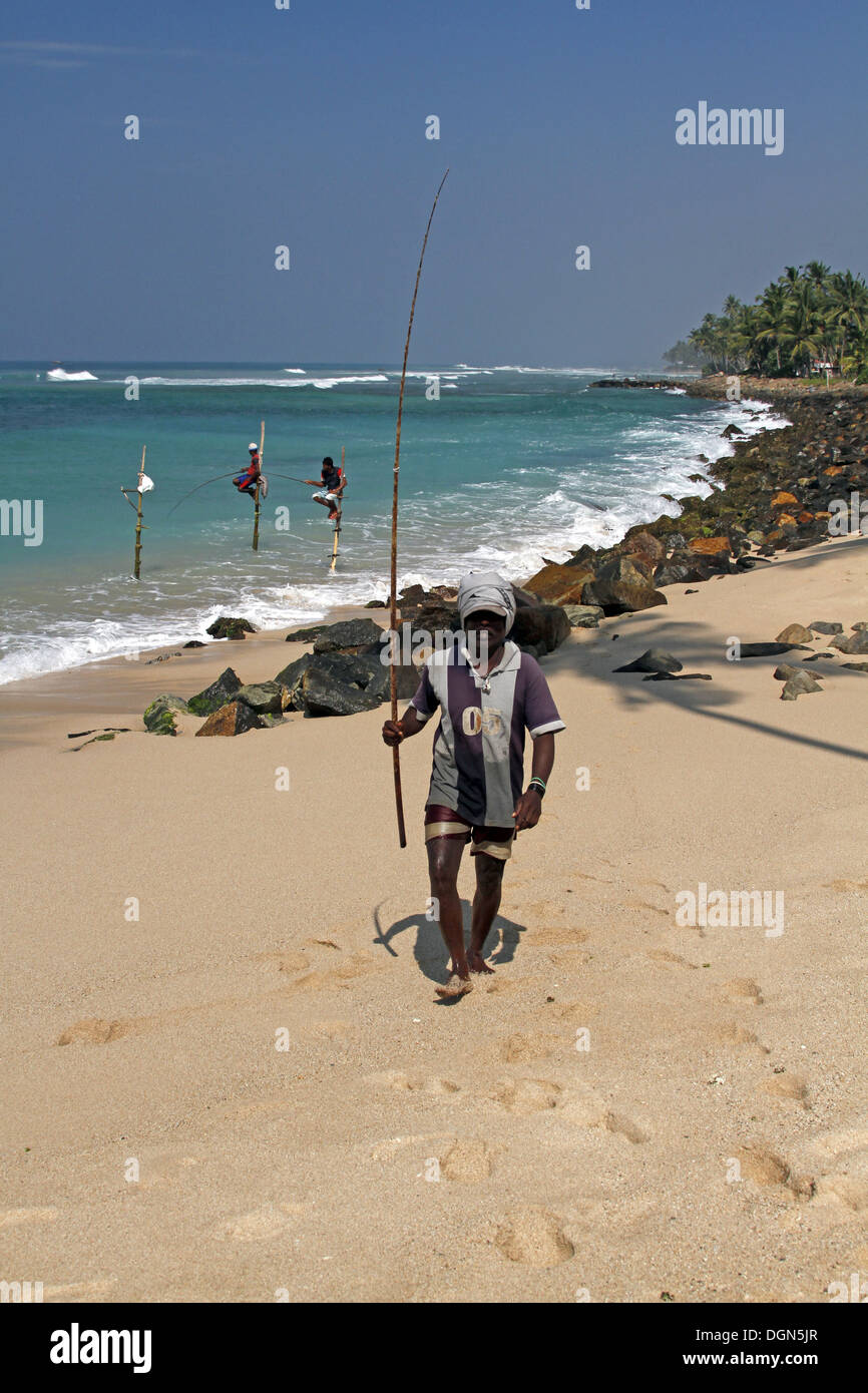STELZENLÄUFER Fischer & indischen Ozean MIDIGAMA SriLanka 19. März 2013 Stockfoto
