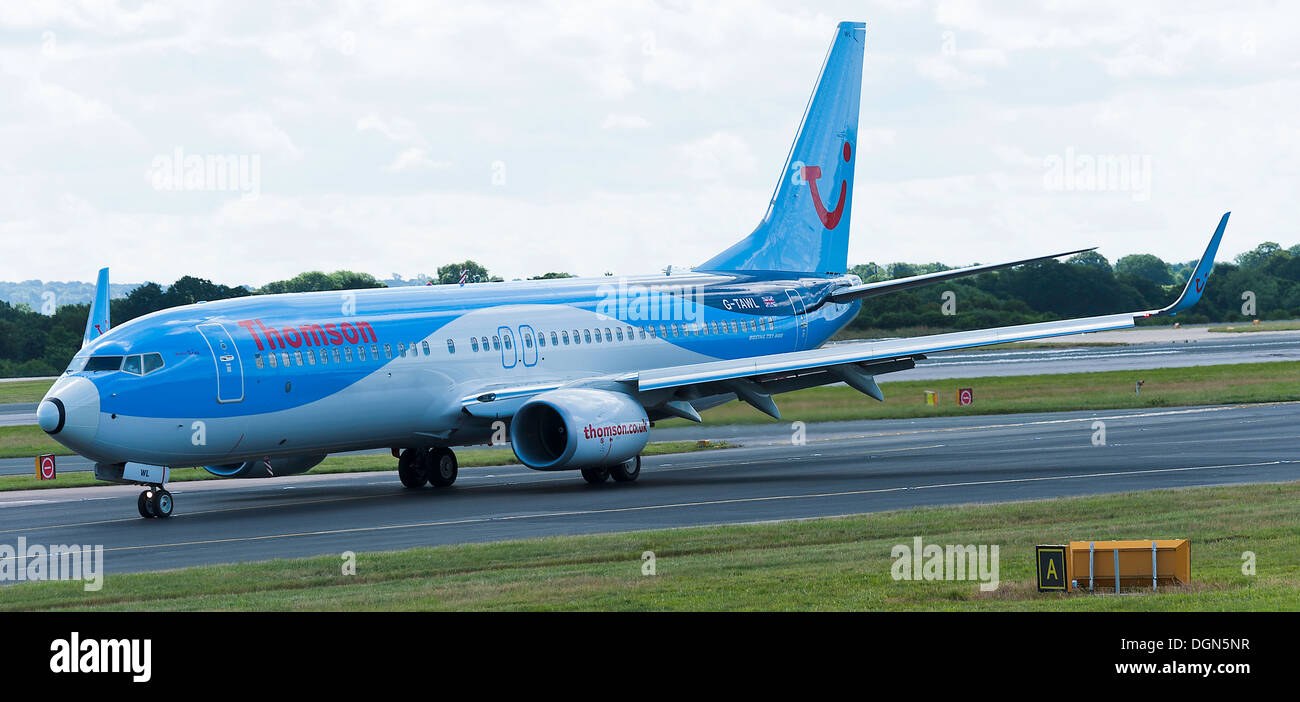 Thomson Airways Boeing 737 - 8K 5 Verkehrsflugzeug G-TAWL Rollen bei der Ankunft am Flughafen Manchester England Vereinigtes Königreich UK Stockfoto