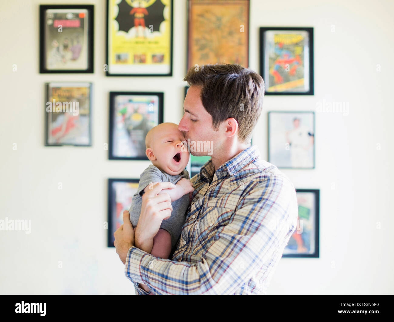 Vater küssen Baby Sohn (2-5 Monate) Stockfoto