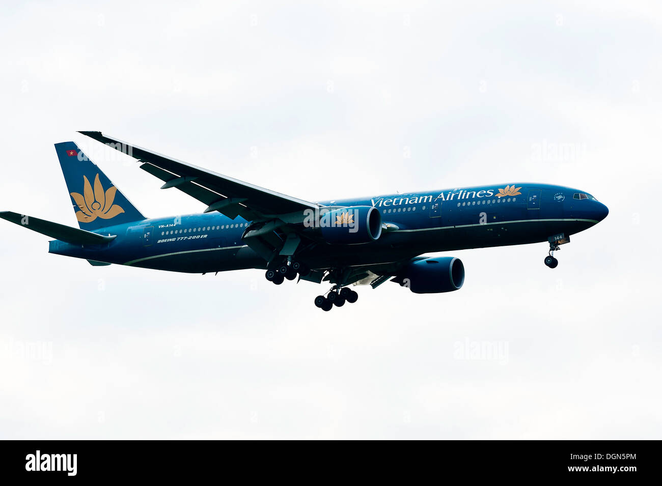 Vietnam Airlines Boeing 777 Flugzeug im Landeanflug auf London Gatwick Airport West Sussex England Vereinigtes Königreich UK Stockfoto