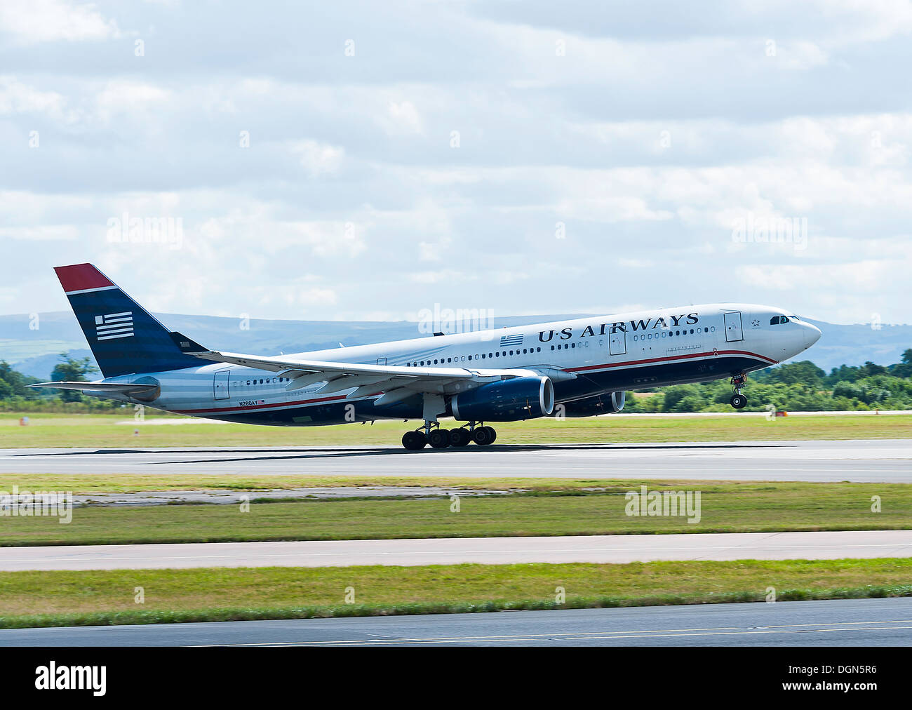 US Airways Airbus A330 Flugzeug abheben bei der Abreise aus internationalen Flughafen Manchester England Vereinigtes Königreich UK Stockfoto