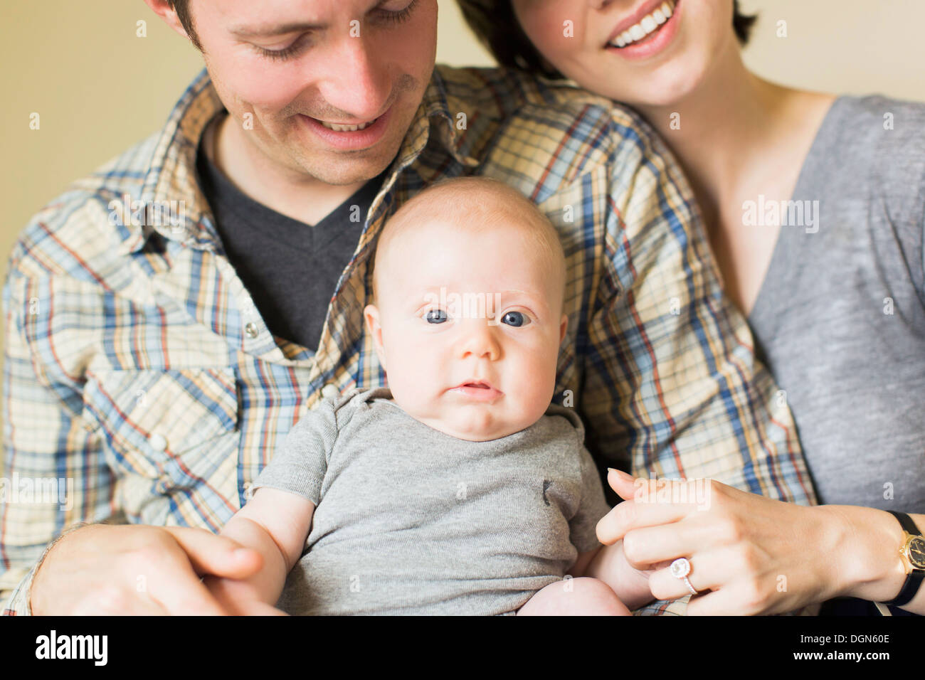 Porträt von Eltern mit Baby Sohn (2-5 Monate) Stockfoto