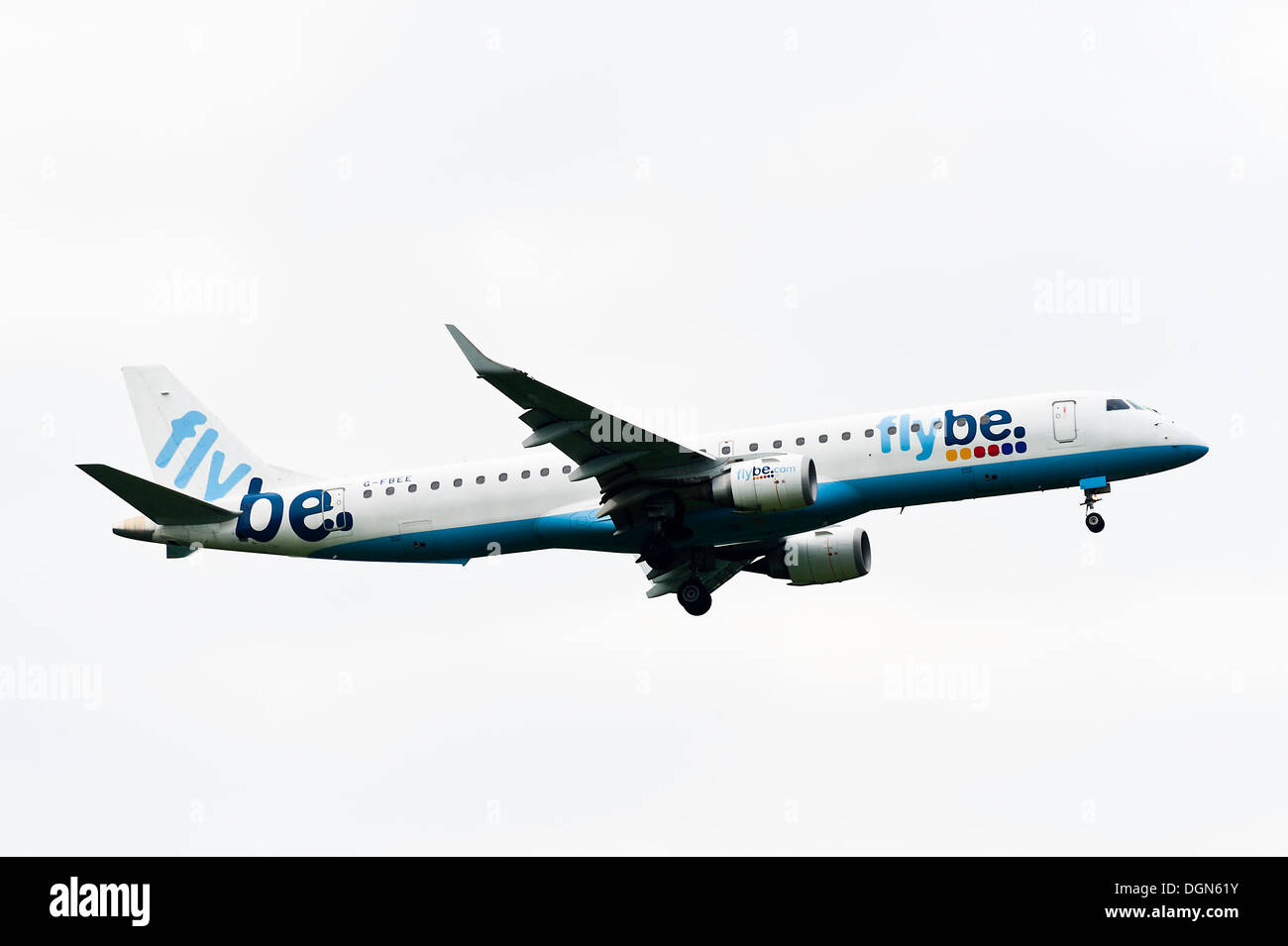 FlyBe Embraer 195 Flugzeug im Landeanflug auf London Gatwick Airport West Sussex England Vereinigtes Königreich UK Stockfoto
