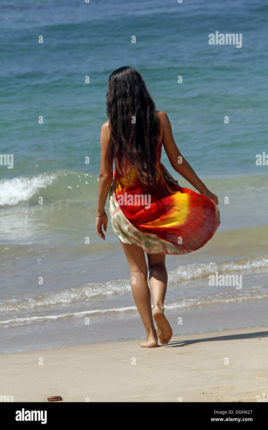 SPANISCHE Frau zu Fuß am Strand MIDIGAMA SRI LANKA 19. März 2013 Stockfoto