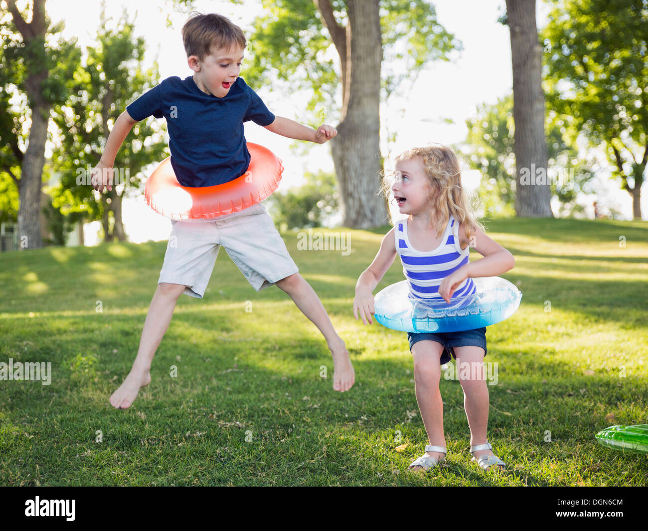 USA, Utah, Salt Lake City, zwei Kinder (4-5, 6 und 7) mit aufblasbaren Spielen Ringe im park Stockfoto