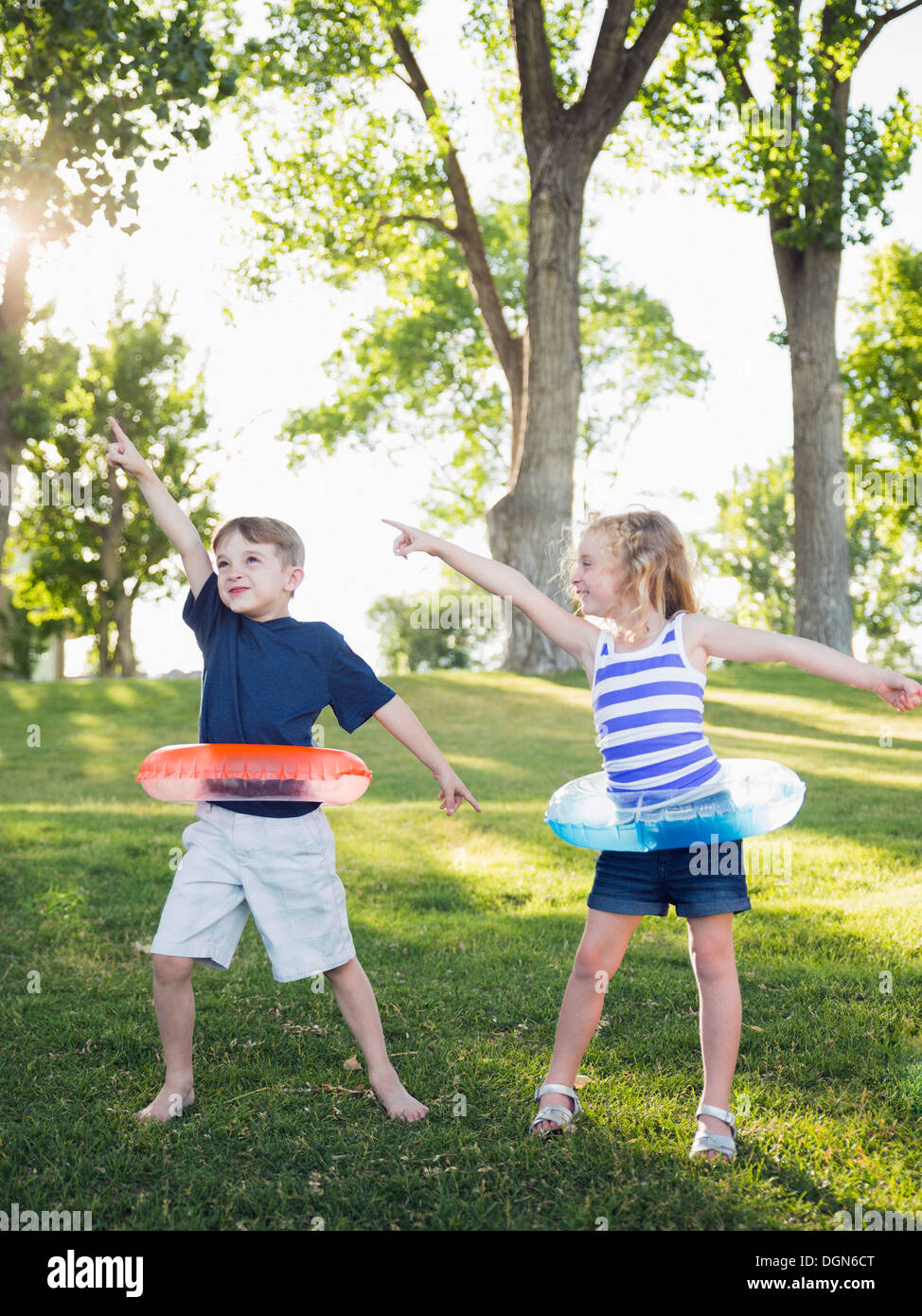 USA, Utah, Salt Lake City, zwei Kinder (4-5, 6 und 7) mit aufblasbaren Spielen Ringe im park Stockfoto