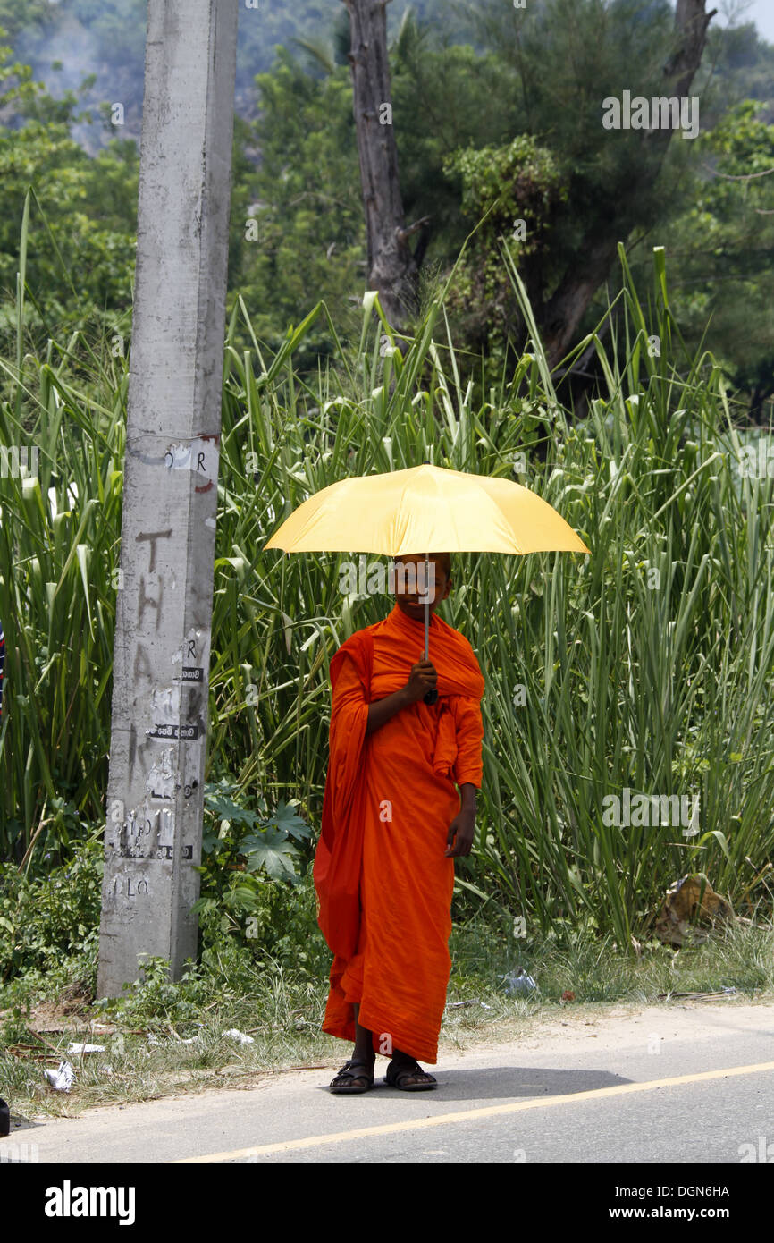 BUDDHISTISCHER Mönch an der Bushaltestelle UNAWATUNA SRI LANKA 19. März ...