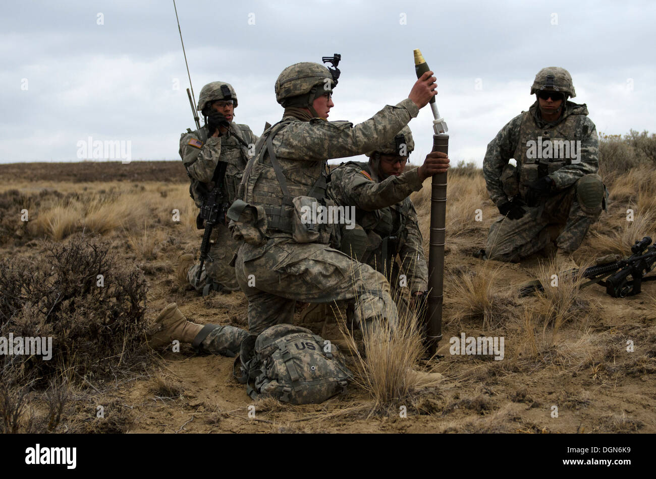 SPC. Bill Savage (rechts), Company C, 1. Bataillon, 23. Infanterie-Regiment "Tomahawks", blickt auf eine als Pvt. Daniel Pichardo (links) Stockfoto