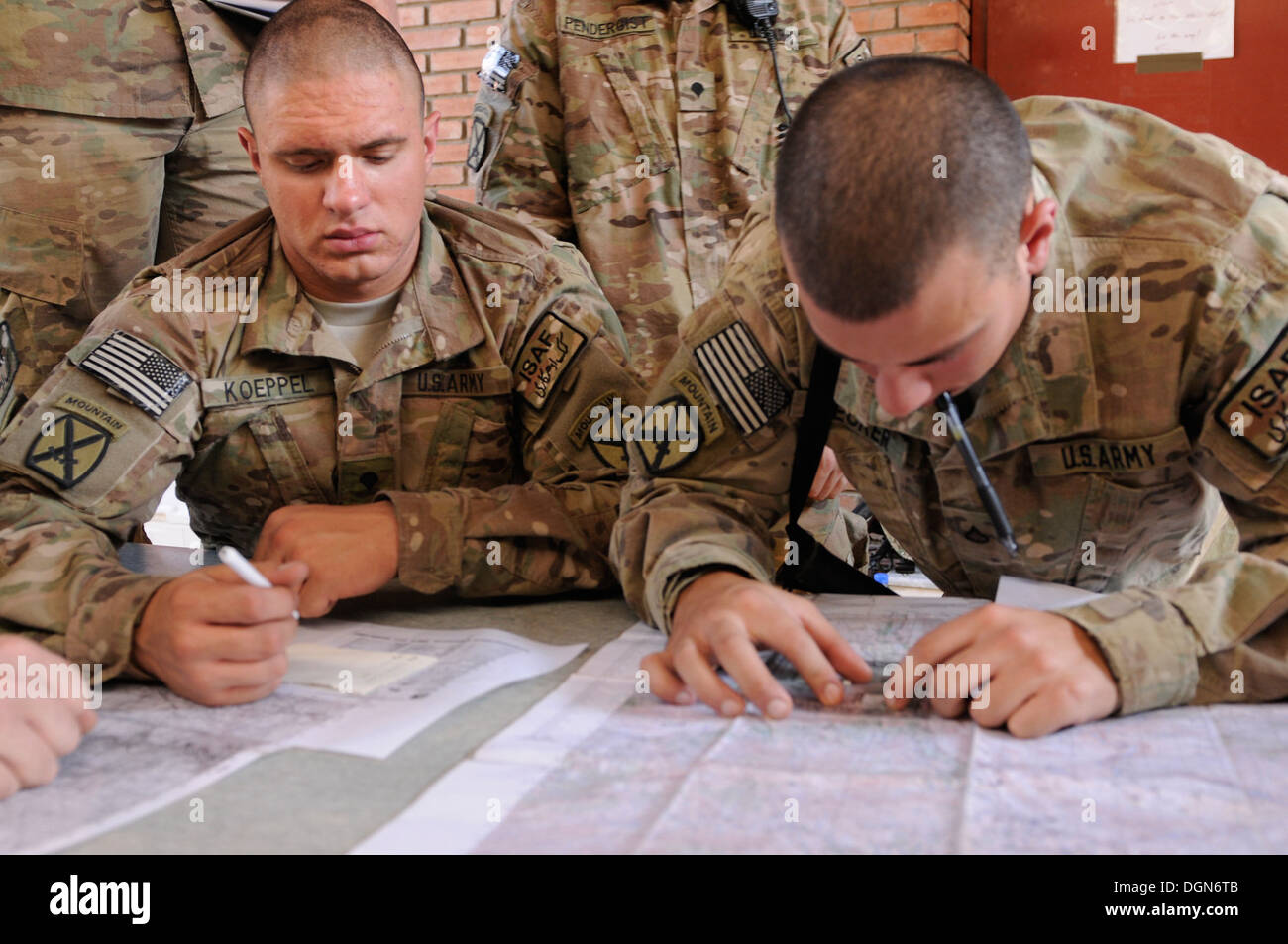 US Army Spc Nick Koeppel (links) aus Buffalo, NY, und Spc. Cody Decker aus Mahanoy City, Pennsylvania, lernen ihren Weg durch eine Karte während eines Sergeants Zeit Trainingseinheit Kartenlesen auf Forward Operating Base Tagab, 12. Oktober 2013. Beide Männer dienen als inf Stockfoto