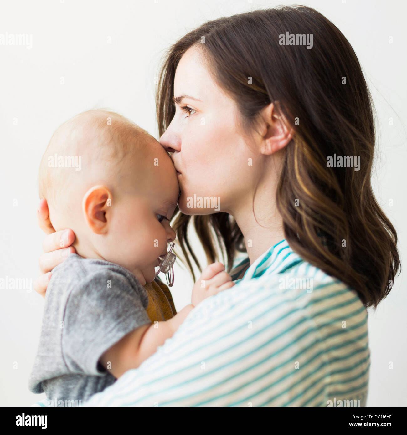 StudioPorträt der Mutter küssen Baby Boy (611 Monate Stockfotografie Alamy