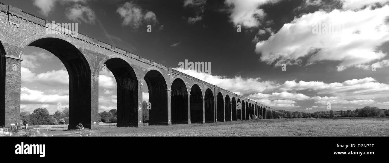 Sommer auf dem Harringworth Eisenbahnviadukt, Welland Flusstal, Harringworth Dorf, Northamptonshire, England; Großbritannien; Stockfoto