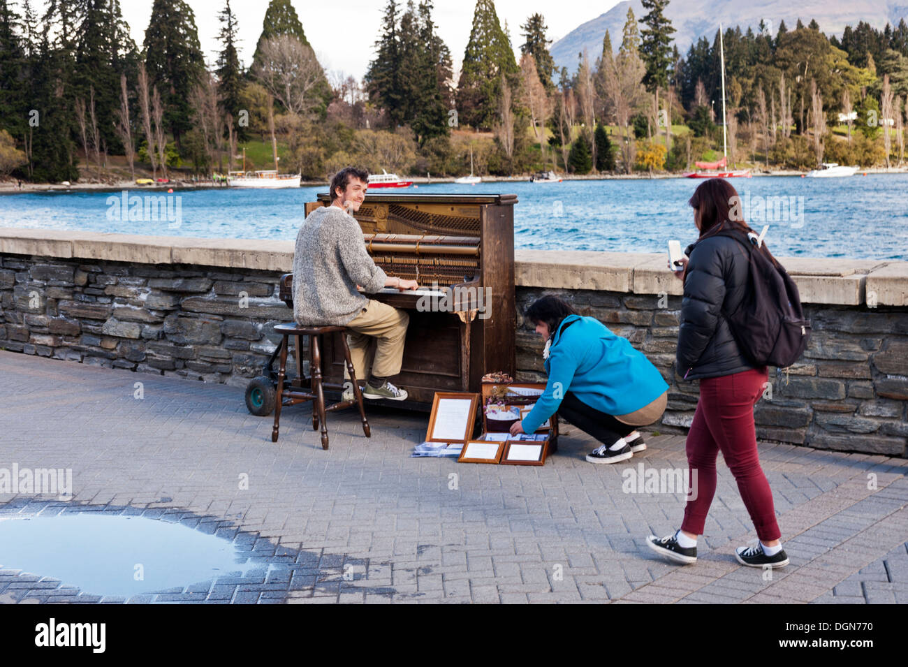 Straßenmusiker mit Klavier am Ufer Sees, Lake Wakatipu, Queenstown, Neuseeland. Stockfoto