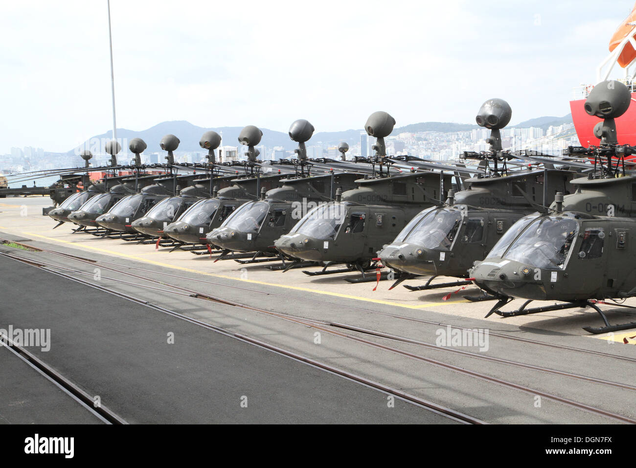 Die OH - 58D Kiowa Warrior-Hubschrauber sind am Pier 8, Busan, Okt. 10 inszeniert. Die 380 Soldaten aus der 4. Geschwader, 6. Kavallerie-Regiment und 30 KW OH - 58D Hubschrauber werden die 2. Combat Aviation Brigade bereitgestellt. Stockfoto