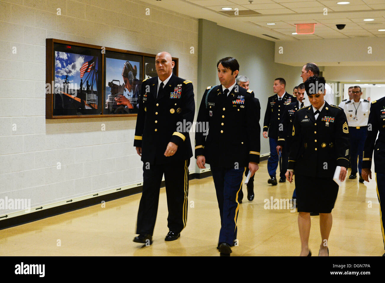 Stabschef der Armee General Raymond T. Odierno, ehemalige US Army Captain William D. Swenson, Ehrenmedaille Empfänger, besuchen seine Halle der Helden Induktion Zeremonie im Pentagon in Washington, D.C., 16. Oktober 2013. Stockfoto